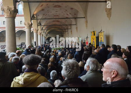 Mailand, Italien. 24. Februar 2016. Bürger in die Warteschlange für die Beerdigung des italienischen Philosophen und Schriftsteller Umberto Eco in Mailand, 24. Februar 2016. Kommunen, intellektuelle, Persönlichkeiten und Hunderte von gemeinsamen Bürger nahmen an der Beerdigung von Umberto Eco in Mailand am Dienstag. © Song Jian/Xinhua/Alamy Live-Nachrichten Stockfoto