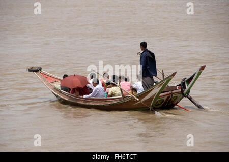 Leute, Überfahrt mit dem Boot den Fluss Yangon, Myanmar Stockfoto