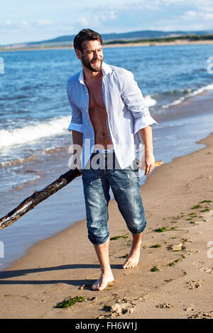 Mann zu Fuß am Strand Stockfoto