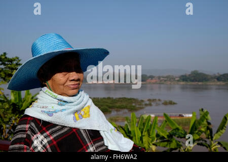 Eine ältere Thai Frau am Ufer des Mekong in Chiang Khan in der Provinz Loei Nordosten Thailand, Laos an der Grenze Stockfoto