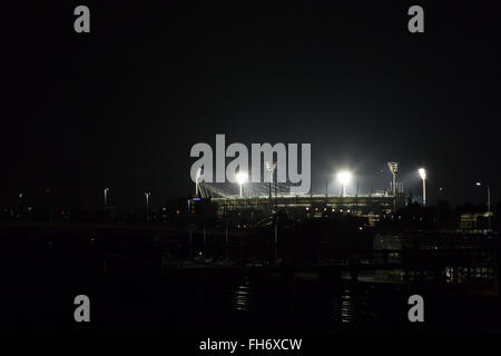 Melbourne, Australien - 24. April 2015: Melbourne Cricket Ground bei Nacht beleuchtet für ein Spiel. Stockfoto