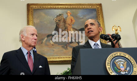 US-Präsident Barack Obama, Recht, liefert eine Aussage über die Schließung von Guantanamo Bay-Haftanstalt im Roosevelt Room des weißen Hauses, Washington, DC, 23. Februar 2016. US-Vizepräsident Joe Biden, links, steht mit dem Präsidenten. In seiner Rede sagte Obama die Haftanstalt "untergräbt" nationalen Sicherheit und ist "kontraproduktiv für unseren Kampf gegen Terroristen weil sie es als Propaganda in ihren Bemühungen um zu rekrutieren." Bildnachweis: Aude Guerrucci/Pool über CNP - kein Draht-Dienst- Stockfoto