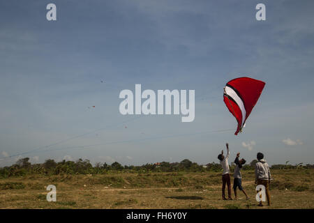 Sanur, Bali, Indonesien - 19. Juli 2015: Eine Gruppe von Menschen ist einen gigantischen Kite am Strand von Sanur beginnen. Stockfoto