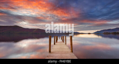 Eine überflutet Anlegestelle in Derwent Water, Lake District, England. Am Sonnenuntergang fotografiert. Stockfoto