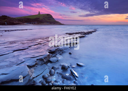 Letztes Licht über den felsigen Strand von Kimmeridge Bucht an der Südküste von England. Stockfoto