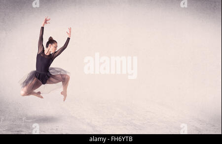 Modernes Ballett Tänzerin darstellende Kunst mit leeren Hintergrund springen Stockfoto