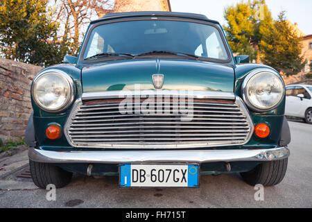 Fermo, Italien - 8. Februar 2016: Dunkel grün Austin Mini Cooper Mk III Vorderansicht Stockfoto