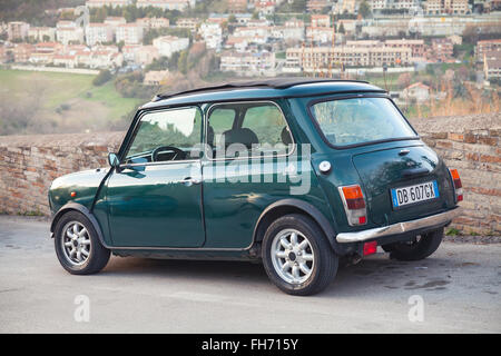 Fermo, Italien - 8. Februar 2016: Dunkel grün Austin Mini Cooper Mk III Rückansicht Stockfoto