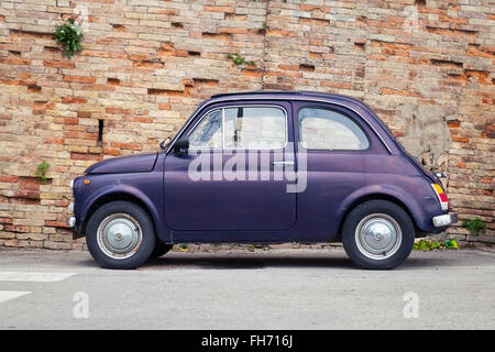 Fermo, Italien - 11. Februar 2016: Alte Fiat Nuova 500 Stadtauto des italienischen Herstellers Fiat von 1957 bis 1975 produziert Stockfoto