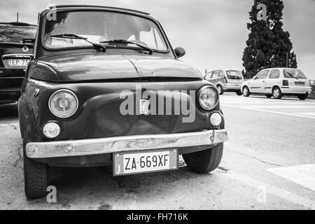 Fermo, Italien - 11. Februar 2016: Alte Fiat Nuova 500 Stadtauto des italienischen Herstellers Fiat von 1957 bis 1975 produziert Stockfoto