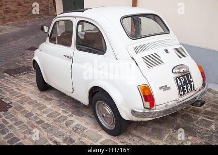 Fermo, Italien - 11. Februar 2016: Alte weiße Fiat 500 L Stadtauto auf der Straße der italienischen Stadt, Closeup Rückansicht Stockfoto