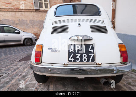 Fermo, Italien - 11. Februar 2016: Alte weiße Fiat 500 L Stadtauto auf der Straße der italienischen Stadt, close-up Rückansicht Stockfoto