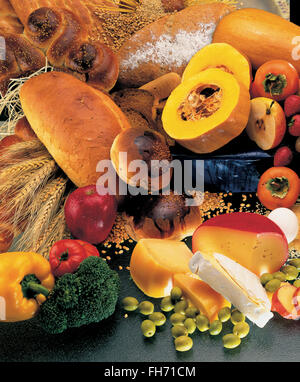 Essen Foto mit Brot, Käse und Herbst Früchte und Gemüse Stockfoto