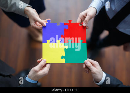 Multi-Color Puzzle-Teile von Business-Team montiert Stockfoto