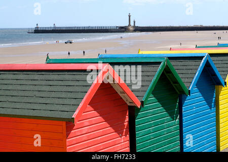 Nord- und West-Pier von der Klippe Strand Hütten, Whitby, North Yorkshire, England Stockfoto