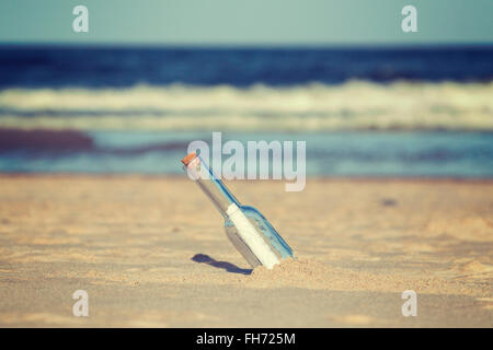 Vintage getönten eine Flaschenpost am Strand, geringe Schärfentiefe. Stockfoto