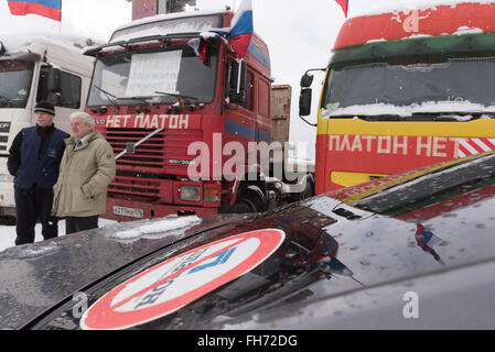 Sankt Petersburg, Russland. 23. Februar 2016.  LKW-Fahrer und ihre Unterstützer versammeln, um gegen die neue Straße-Payment-System, benannt "Platon" zu protestieren. Trucker Zelten auf dem Parkplatz am Einkaufszentrum "MEGA Dybenko" in St. Petersburg Credit: Anton Wesselow/Alamy Live News Stockfoto