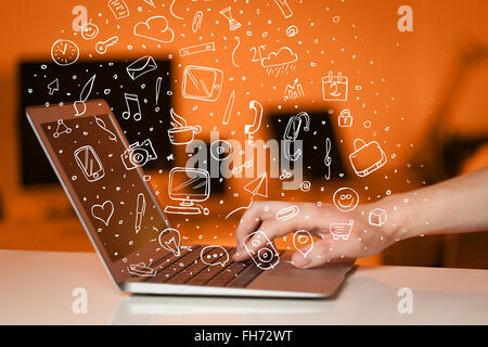 Laptop-Computer mit hand gezeichneten Icons und Symbole Stockfoto