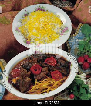 eine persische Gericht mit Auberginen und Rindfleisch in eine Tomate Basis Soße. Der Eintopf ist über Reis gegossen gegessen. Stockfoto