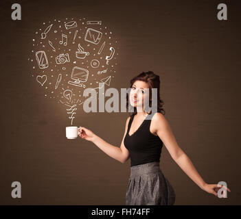 Geschäftsfrau hält eine weiße Tasse mit social Media-Symbole Stockfoto
