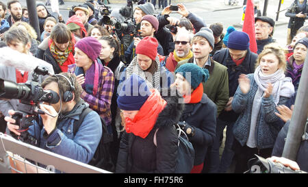 London, UK. 24. Februar 2016. Politiker, Umweltschützer und lokalen Londoner gemeinsam in Willesden Magistrates' Court im Nordwesten von London um Unterstützung für die 13 Flugzeug dumme zeigen, wer gegen protestiert haben Pläne für eine dritte Startbahn am Flughafen Heathrow. Die Heathrow13 sind am Hof zur endgültigen Verurteilung haben alle schuldig befunden schwerer Hausfriedensbruch und Eintritt in den Sicherheitsbereich von London Heathrow Airport (LHR) Nordbahn aus Protest gegen die Pläne für den Bau einer dritten Startbahn. Bildnachweis: Dinendra Haria/Alamy Live-Nachrichten Stockfoto