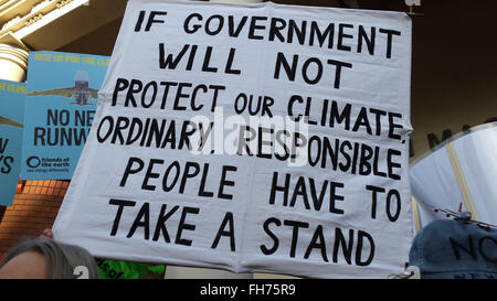 London, UK. 24. Februar 2016. Politiker, Umweltschützer und lokalen Londoner gemeinsam in Willesden Magistrates' Court im Nordwesten von London um Unterstützung für die 13 Flugzeug dumme zeigen, wer gegen protestiert haben Pläne für eine dritte Startbahn am Flughafen Heathrow. Die Heathrow13 sind am Hof zur endgültigen Verurteilung haben alle schuldig befunden schwerer Hausfriedensbruch und Eintritt in den Sicherheitsbereich von London Heathrow Airport (LHR) Nordbahn aus Protest gegen die Pläne für den Bau einer dritten Startbahn. Bildnachweis: Dinendra Haria/Alamy Live-Nachrichten Stockfoto