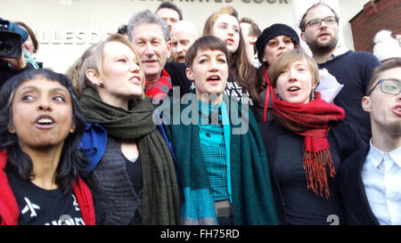 London, UK. 24. Februar 2016. Heathrow 13 Aktivisten außerhalb des Gerichts. Politiker, Umweltschützer und lokalen Londoner Join zusammen in Willesden Magistrates' Court im Nordwesten von London zeigen Unterstützung für die Heathrow13, die protestieren gegen die Pläne für eine dritte Startbahn am Flughafen Heathrow. Die Heathrow13 sind am Hof zur endgültigen Verurteilung haben alle schuldig befunden schwerer Hausfriedensbruch und Eintritt in den Sicherheitsbereich von London Heathrow Airport (LHR) Nordbahn aus Protest gegen die Pläne für den Bau einer dritten Startbahn. Bildnachweis: Dinendra Haria/Alamy Live-Nachrichten Stockfoto