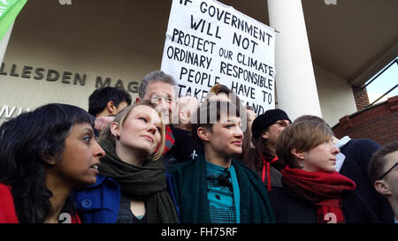 London, UK. 24. Februar 2016. 13 Plane Stupid Aktivisten außerhalb des Gerichts. Politiker, Umweltschützer und lokalen Londoner Join zusammen in Willesden Magistrates' Court im Nordwesten von London zeigen Unterstützung für die Heathrow13, die protestieren gegen die Pläne für eine dritte Startbahn am Flughafen Heathrow. Die Heathrow13 sind am Hof zur endgültigen Verurteilung haben alle schuldig befunden schwerer Hausfriedensbruch und Eintritt in den Sicherheitsbereich von London Heathrow Airport (LHR) Nordbahn aus Protest gegen die Pläne für den Bau einer dritten Startbahn. Bildnachweis: Dinendra Haria/Alamy Live-Nachrichten Stockfoto