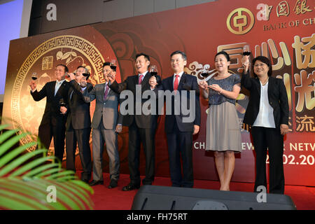 Neu eröffnet in Kuala Lumpur, Kuala Lumpur, Bank of China. 23. Februar 2001. Wang Hongwei, Chief Executive der Bank of China Malaysia (4 L) feiert mit anderen Gästen bei der Verleihung des 15. Jahrestages der Wiedereröffnung der Bank of China Malaysia in Kuala Lumpur 23. Februar 2016. Bank of China wiedereröffnet in Kuala Lumpur, Malaysias Hauptstadt am 23. Februar 2001. In 15 Jahren hat es sieben Niederlassungen und zwei China-Visum-Zentren bundesweit mit mehr als 300 Mitarbeiter erweitert. © Chong Voon Chung/Xinhua/Alamy Live-Nachrichten Stockfoto