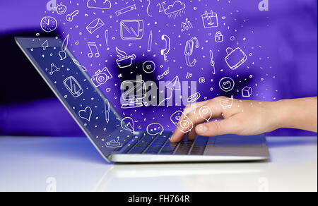 Laptop-Computer mit hand gezeichneten Icons und Symbole Stockfoto