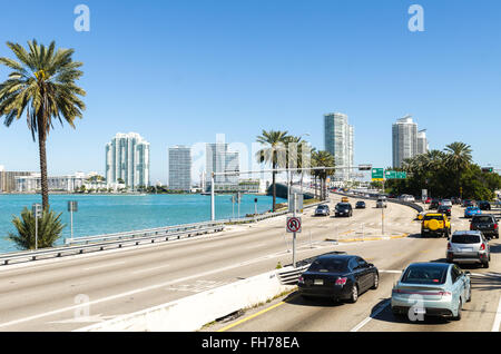 Miami, Vereinigte Staaten von Amerika - 15. Februar 2015: Morgen Stadt Verkehr Überschrift nach Miami Norden. Florida, USA. Stockfoto