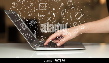 Laptop-Computer mit hand gezeichneten Icons und Symbole Stockfoto