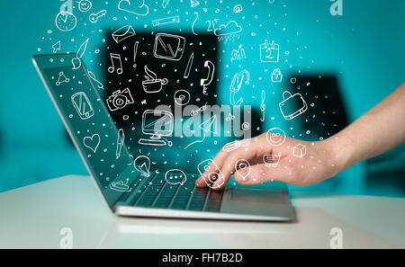 Laptop-Computer mit hand gezeichneten Icons und Symbole Stockfoto