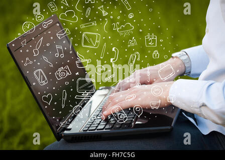 Laptop-Computer mit hand gezeichneten Icons und Symbole Stockfoto