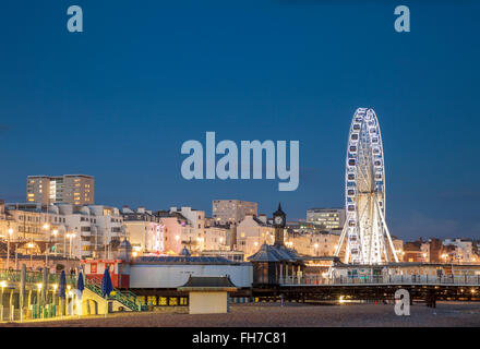 Winterabend in Brighton, East Sussex, England. Blick in Richtung Brighton Rad und das Meer. Stockfoto