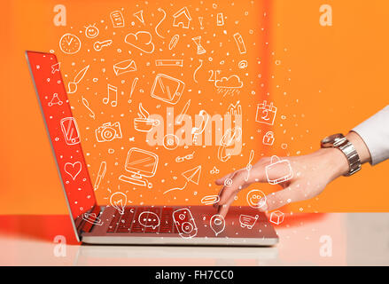 Laptop-Computer mit hand gezeichneten Icons und Symbole Stockfoto