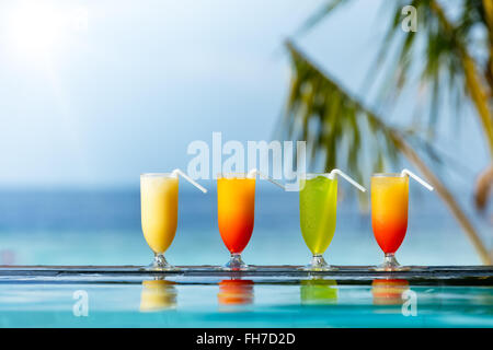 Cocktails Getränke platziert neben Schwimmbad Stockfoto