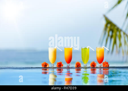 Cocktails Getränke platziert neben Schwimmbad Stockfoto