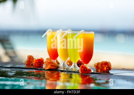 Cocktails Getränke platziert neben Schwimmbad Stockfoto