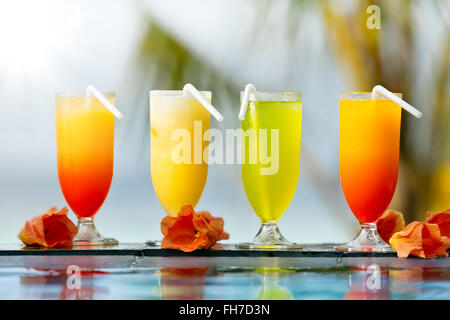 Cocktails Getränke platziert neben Schwimmbad Stockfoto