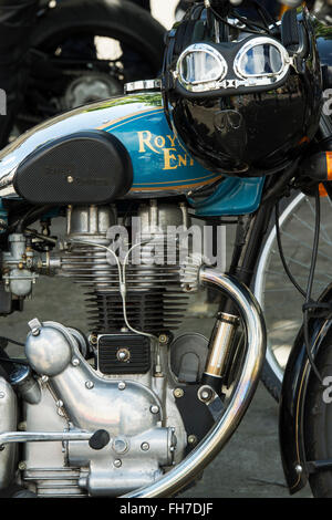 Royal Enfield. Klassische britische Motorrad mit Helm und Brille Stockfoto