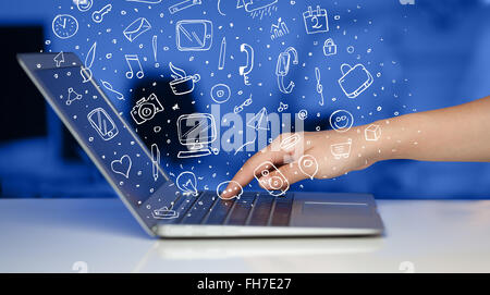 Laptop-Computer mit hand gezeichneten Icons und Symbole Stockfoto