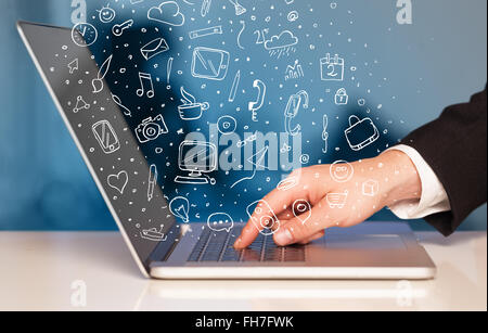 Laptop-Computer mit hand gezeichneten Icons und Symbole Stockfoto