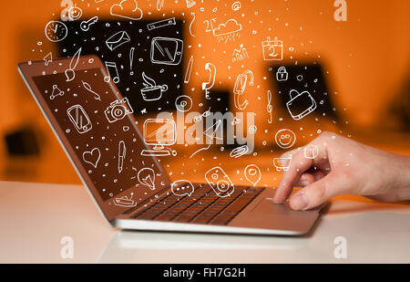 Laptop-Computer mit hand gezeichneten Icons und Symbole Stockfoto