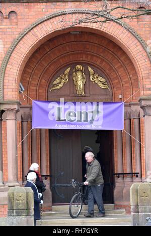 Manchester, UK 24. Februar 2016 St Cuthbert katholischen Pfarrgemeinde in Withington, South Manchester Zusatzleistungen am Freitag in der Fastenzeit, eine Zeit des Fastens und Selbstverleugnung während der vierzig Tage vor Ostern Sonntag, hält wenn Christen feiern Jesus von den Toten steigt. Zwei Morgen Massen sind mit Segnung am Abend gefeiert, und Beichte und Anbetung des Allerheiligsten Sakramentes sind ab 07:00 bis 19:00 Credit: John Fryer/Alamy Live News Stockfoto