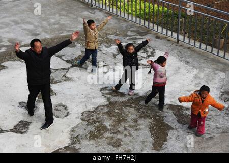 (160224)--CHONGQING, 24. Februar 2016 (Xinhua)--Grundschullehrer Tao Chaolei, 52, Übungen mit seinen vier Schülern, darunter eine in Klasse drei und drei Vorschulalter Kinder, zu Beginn der neuen Amtsperiode am Sujiacun Dorf von Wushan County im Südwesten China Chongqing, 24. Februar 2016.   (Xinhua/Wang Zhonghu) (Dhf) Stockfoto