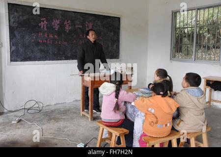 (160224)--CHONGQING, 24. Februar 2016 (Xinhua)--Grundschullehrer Tao Chaolei, 52, beginnt die erste Lektion des neuen Begriff für vier Studenten, darunter eine in Klasse drei und drei Vorschulalter Kinder, zu Beginn der neuen Amtsperiode am Sujiacun Dorf von Wushan County im Südwesten China Chongqing, 24. Februar 2016.   (Xinhua/Wang Zhonghu) (Dhf) Stockfoto