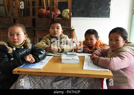 (160224)--CHONGQING, 24. Februar 2016 (Xinhua)--Schüler besuchen eine Klasse in einer Grundschule in Sujiacun Dorf von Wushan County im Südwesten China Chongqing, 24. Februar 2016. Lehrer Tao Chaolei, 52, begann die erste Lektion des neuen Begriffs für vier Studenten, darunter eine in Klasse drei und drei Vorschul-Kinder (Xinhua/Wang Zhonghu) (Dhf) Stockfoto