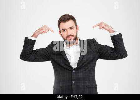 Stolz Geschäftsmann Schuldzuweisungen an sich selbst isoliert auf weißem Hintergrund Stockfoto