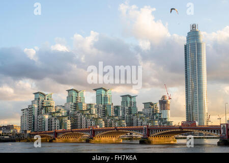 Ein Blick von Millbank von St.George Wharf und der Vauxhall Bridge in London.   Bildnachweis: Euan Cherry Stockfoto